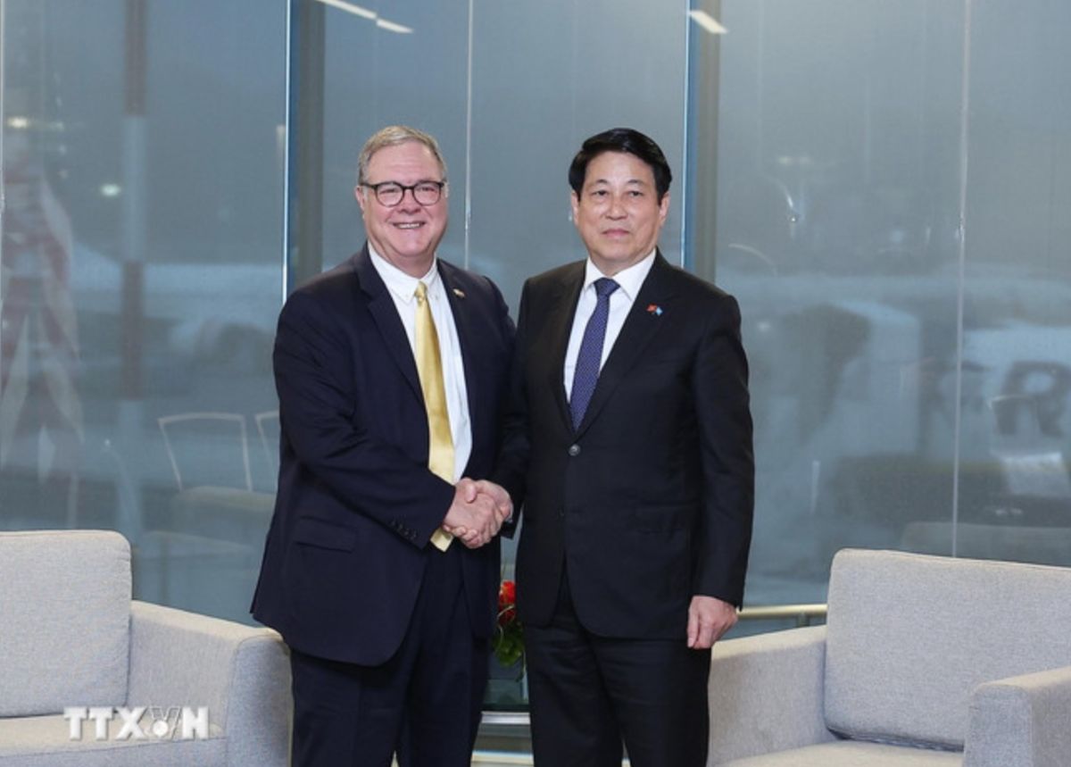 Politburo member and President Luong Cuong received Mr. Denny Heck, Deputy Governor of Washington State. Photo: VNA