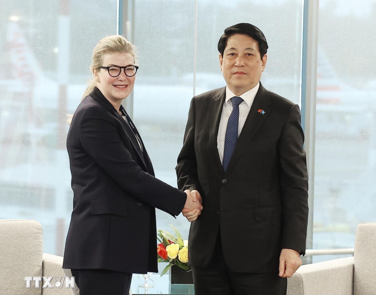 Politburo member and President Luong Cuong received Ms. Stephanie Pope, Chairman and CEO of Boeing Group. Photo: VNA