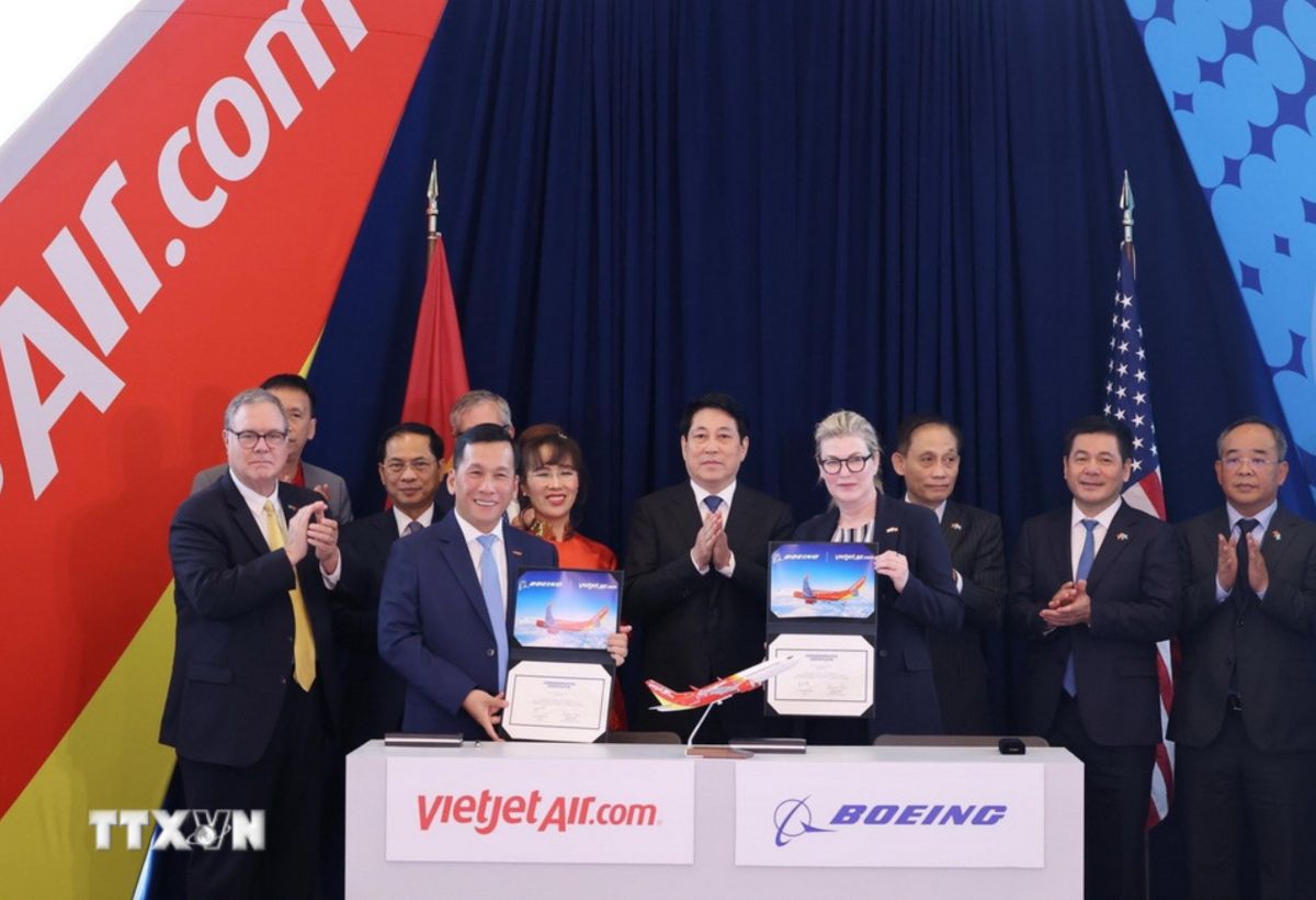 Chu tich nuoc chung kien Le ky ket ban giao may bay giua Boeing va VietjetAir. Anh: TTXVN