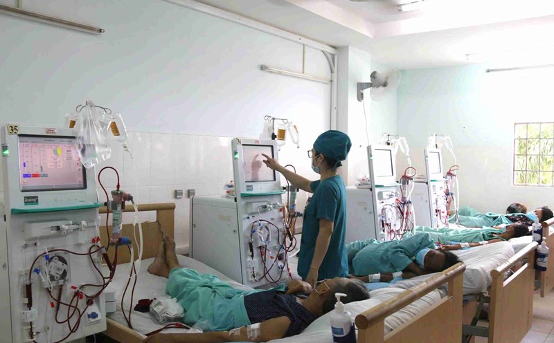 The artificial kidney surgery machines at Khanh Hoa General Hospital are always overloaded. Photo: Phuong Linh