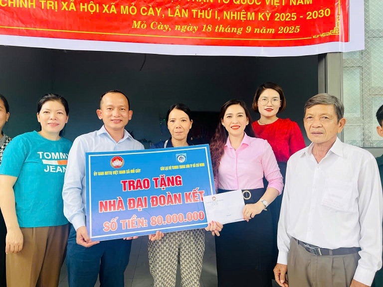 El Comite del Frente de la Patria de la comuna de Mo Cay provincia de Quang Ngai en coordinacion con el Club de Tenis Trung Son ciudad de Ho Chi Minh organizo la ceremonia de aceptacion y entrega de la casa Dai doan ket al hogar de la Sra. Vo Thi Cuong. Foto: Trang Huynh