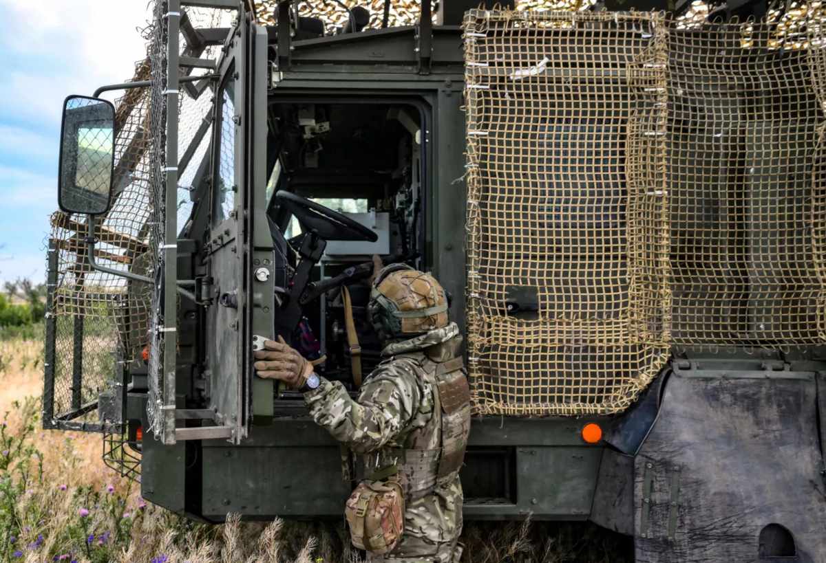 クラスノアレクシク方向で戦う自走砲2S44 Giatsint-Kのロシア軍兵士。写真:スプートニク