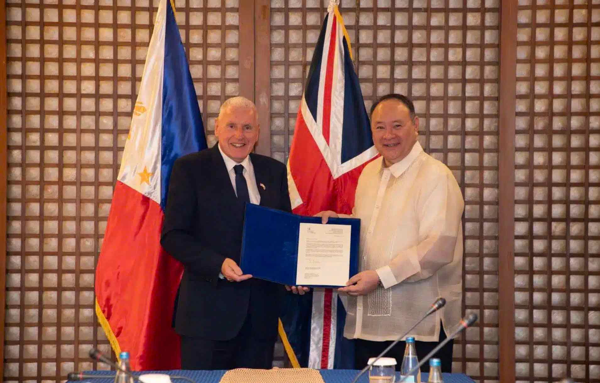 フィリピンのGilberto C. Teodoro Jr.国防相(左)が、2025年9月16日、フィリピン国防省本部で、英国国防大臣のVernon Coaker上院議員と会談しました。写真:フィリピン国防省