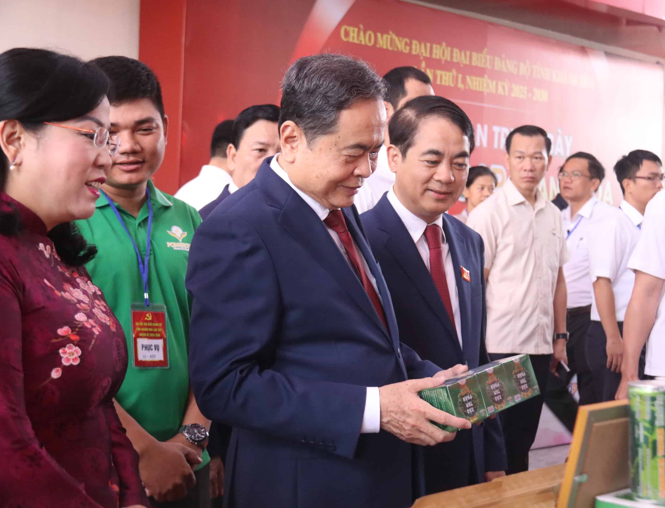 Chu tich Quoc hoi Tran Thanh Man tham quan mot so gian hang dac san trong ngay khai mac Dai hoi. Anh: Thanh Thuy