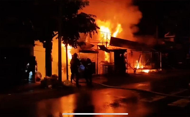 Scene of market fire in Ho Chi Minh City that burned down many traders' properties