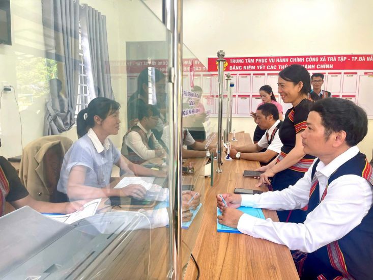 The mountainous area of Da Nang will be increased with specialized staff from the city, to handle administrative procedures for the people. Photo: Truong An