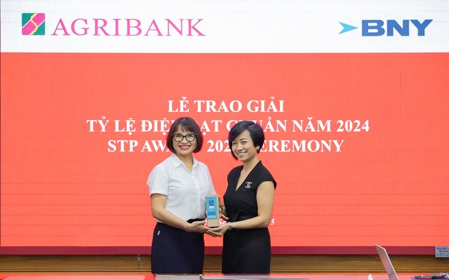 Le representant d'Agribank (a gauche) a reçu le prix STP de la Banque de New York Mellon (BNY Mellon).