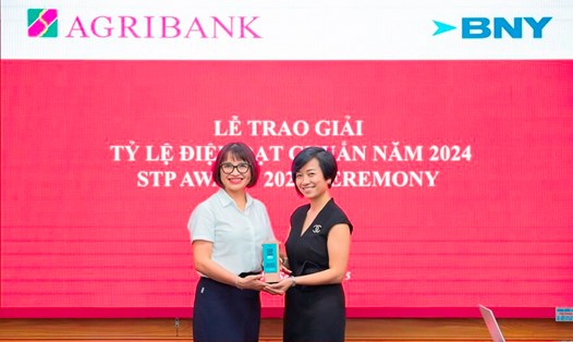 Đại diện Agribank (bên trái) nhận Giải thưởng STP từ Ngân hàng The Bank of New York Mellon (BNY Mellon).