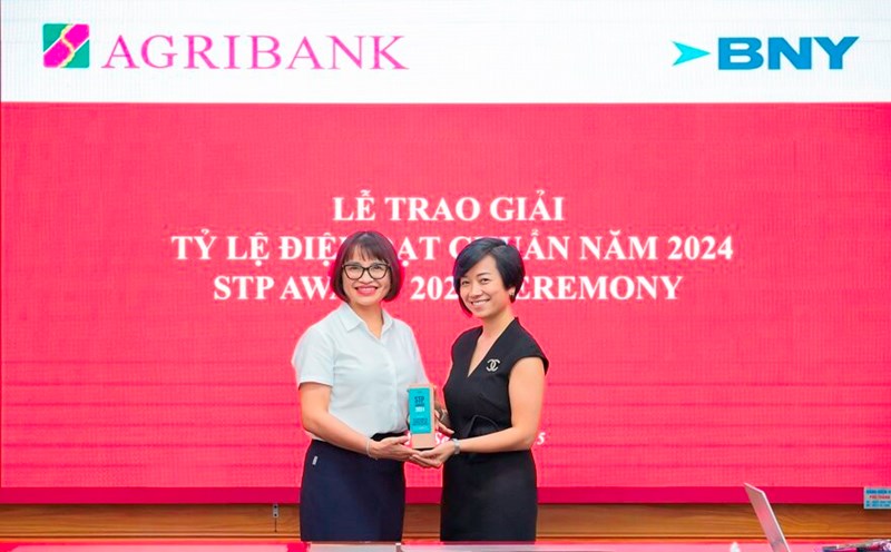 Agribank representative (left) received the STP Award from The Bank of New York Mellon (BNY Mellon).