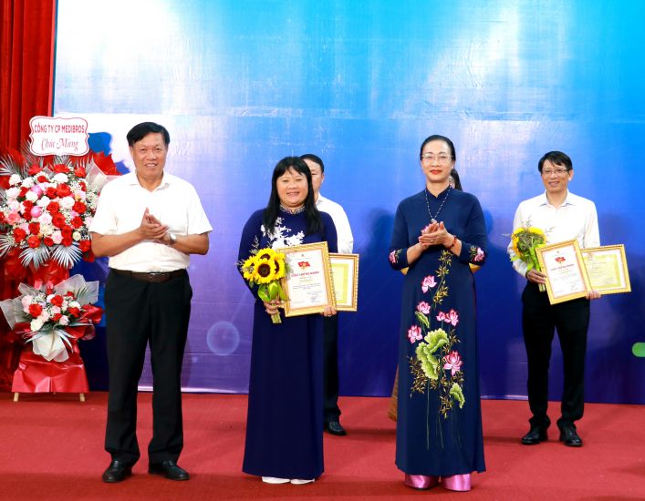 Do Xuan Tuyen氏 - 保健大臣とPham Thanh Binh氏 - ベトナム保健連合会長 - は、2020年から2025年の保健セクターの高度な賞賛の会議で、バッハマイ病院の草の根労働組合に功績と証明書を授与しました。写真：Que Chi