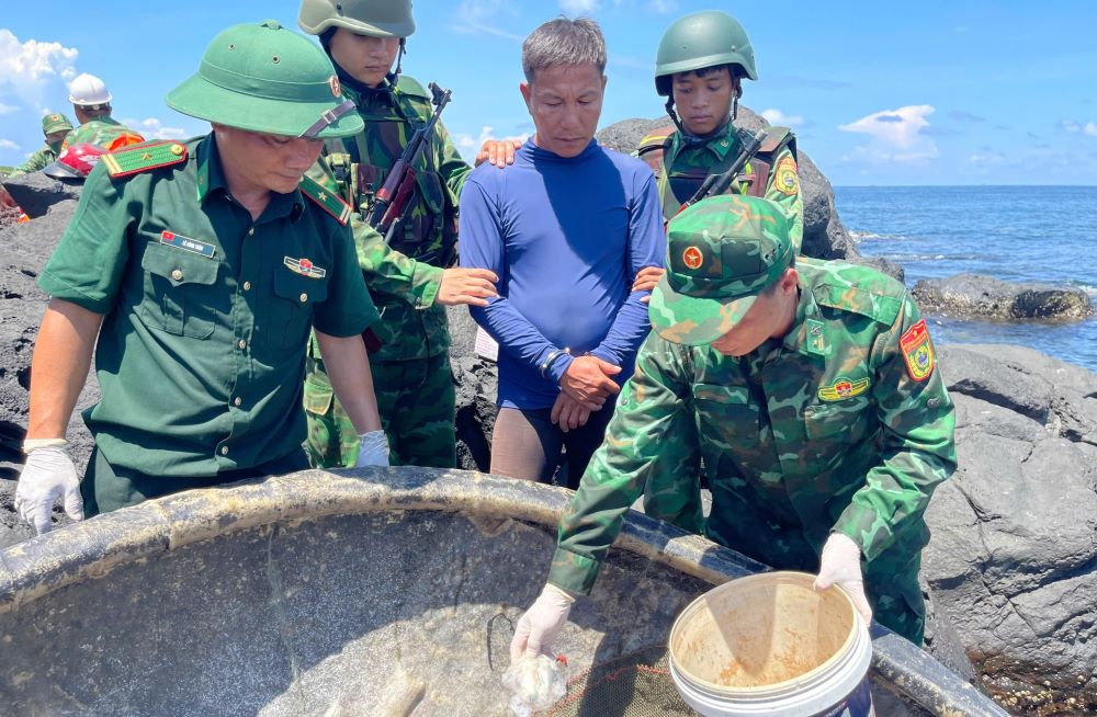Lực lượng biên phòng phát hiện thuốc nổ trên chiếc thuyền thúng. Ảnh: Biên phòng Cồn Cỏ