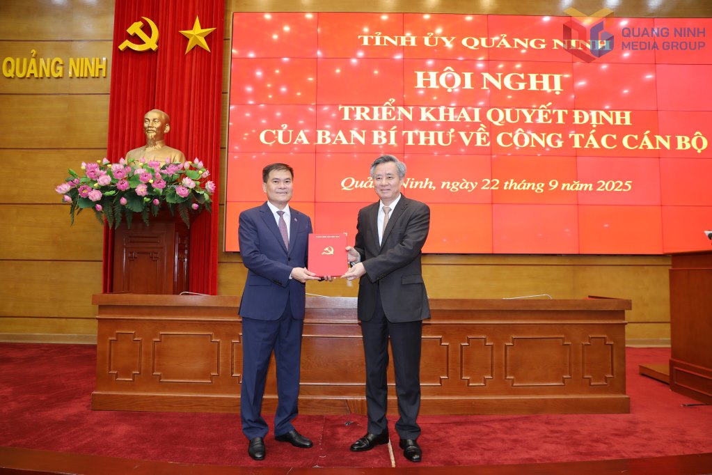 Mr. Nguyen Quang Duong - Member of the Party Central Committee, Deputy Head of the Central Organizing Committee - presented the Decision to Mr. Bui Van Khang (left of the photo) - Deputy Secretary of the Quang Ninh Provincial Party Committee. Photo: Do Phuong