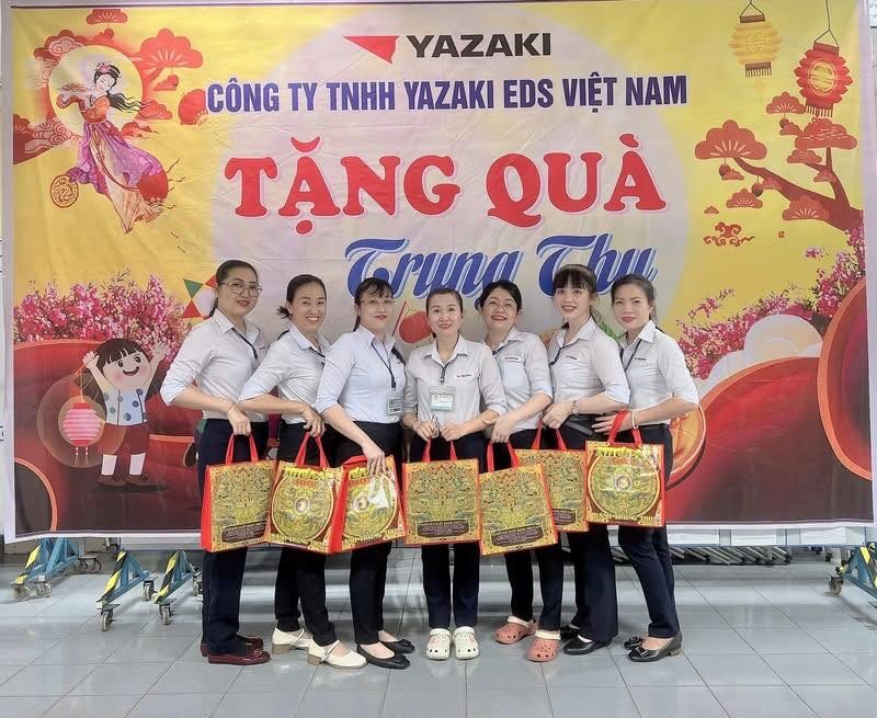 ホーチミン市でYazaki EDS Vietnam Co. Ltd.で働く労働者、労働者に7 000個以上のお正月ギフトが贈られました。写真:CDCS提供