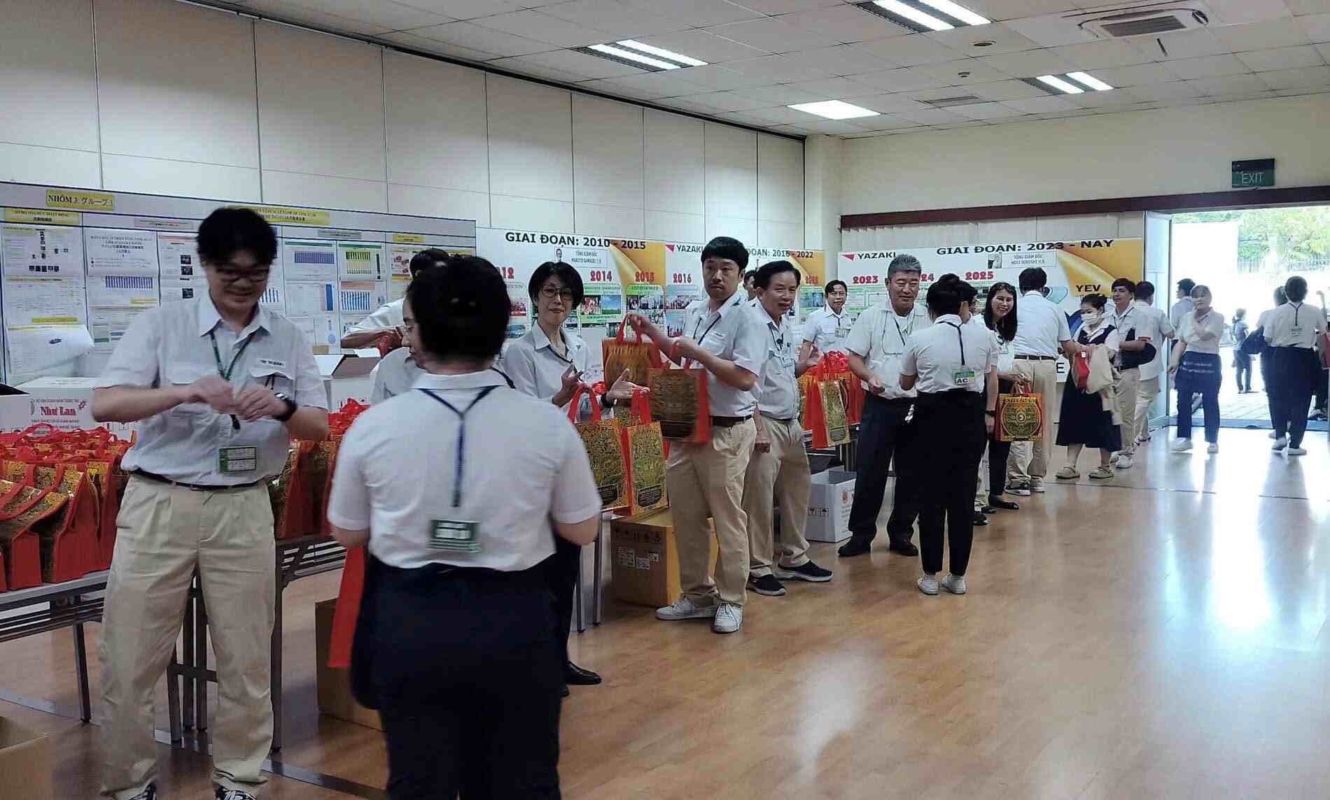 Hon 7.000 phan qua Trung thu duoc trao toi cong nhan, lao dong. Anh: CDCS cung cap