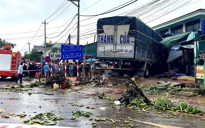 Scene of the car accident that crashed into a market in Quang Tri. Photo: Hung Tho