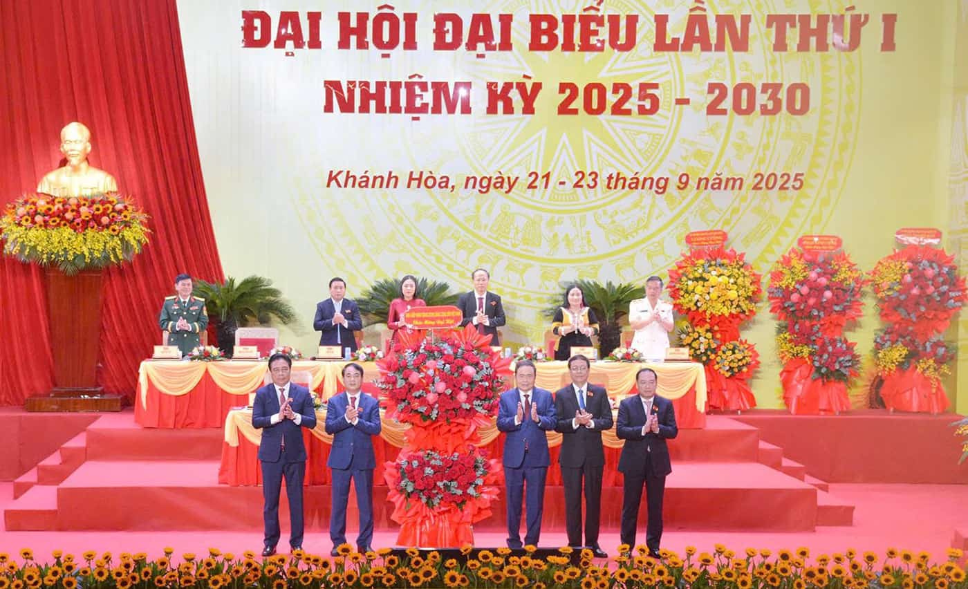 National Assembly Chairman Tran Thanh Man, on behalf of the Central Government, presented a basket of fresh flowers on the opening day of the Congress in Khanh Hoa. Photo: Huu Long