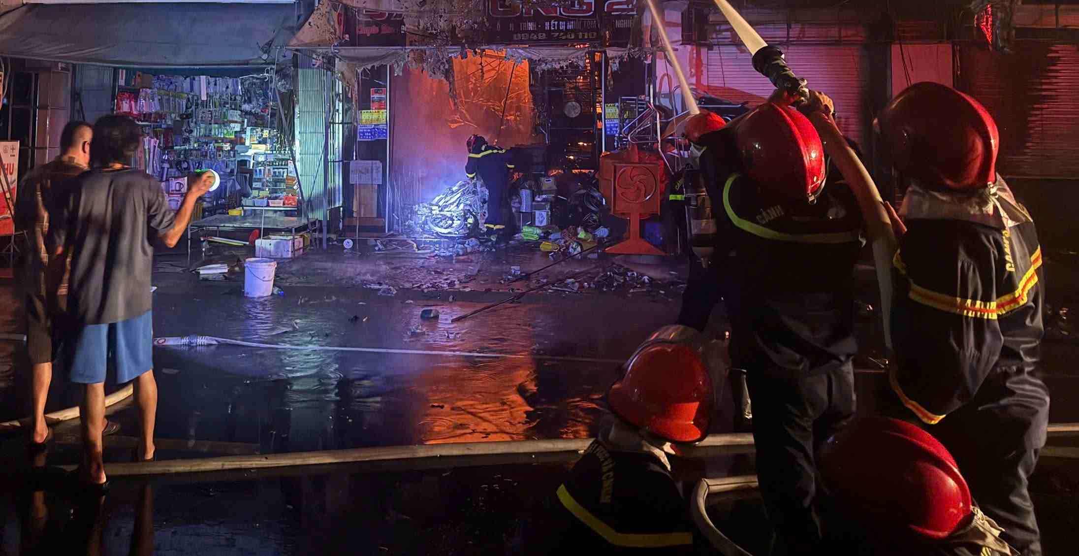 カマウ省のNam Can村での火災鎮圧消防隊。写真:Van Tuong