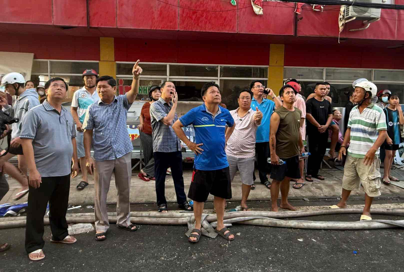 Ngay sau khi nghe tin chay o xa Nam Can, Pho chu tich UBND tinh Ca Mau Le Van Su (nguoi chi tay len tren) den hien truong chi dao khac phuc, tham hoi dong vien nhung gia dinh bi thiet hai. Anh: Van Tuong