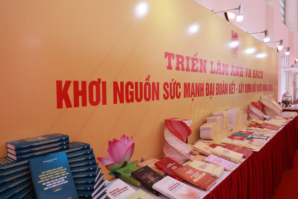 Trien lam anh va sach trung bay ben le dai hoi. Anh: Huu Chanh 
