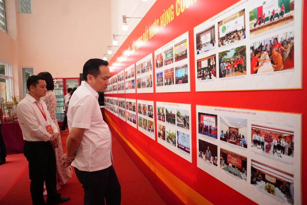 Truoc gio dien ra buoi lam viec dau tien, cac dai bieu, khach moi tham quan trien lam anh. Anh: Huu Chanh 