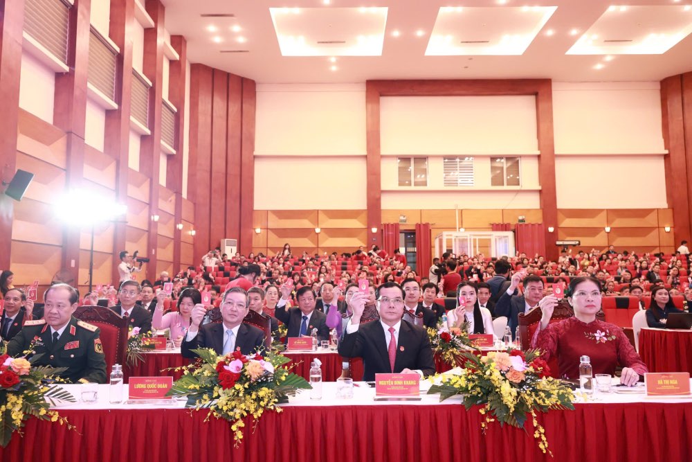 Cac dai bieu tien hanh bieu quyet tai dai hoi. Anh: Huu Chanh