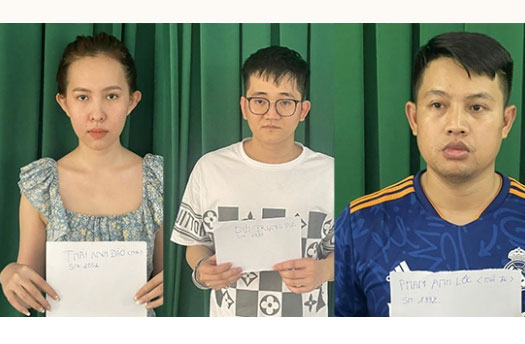 Bùi Trung Đức (giữa) - đồng phạm trong vụ án Mr Pips, bị xét xử cùng 19 người khác tại TAND Hà Nội. Ảnh: Công an cung cấp