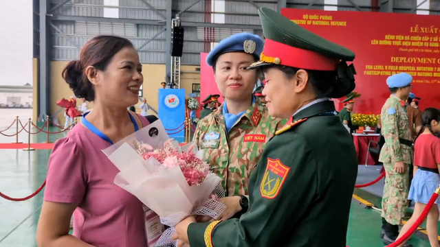 The moment of saying goodbye to the family and leaving for the mission of the " peace messengers"