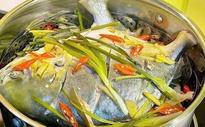 Steamed fish with spinach is a dish that helps detoxify the liver and kidneys naturally. Photo: Quang Minh.