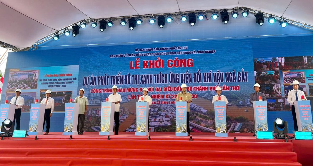 Cac dong chi lanh dao va nguyen lanh dao Trung uong, TP Can Tho va tinh Hau Giang thuc hien nghi thuc khoi cong Du an Phat trien do thi xanh thich ung bien doi khi hau TP Nga Bay. Anh: Yen Linh