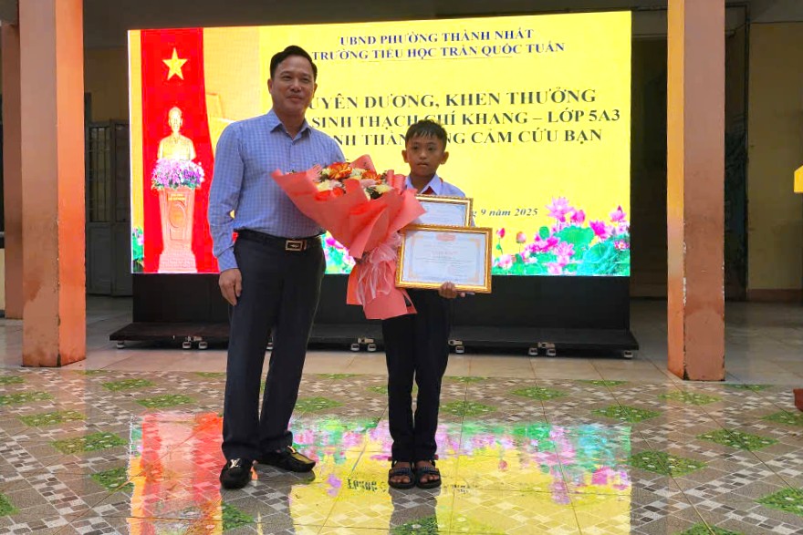 Los lideres del Departamento de Educacion y Formacion de la provincia de Dak Lak elogian a los estudiantes por salvar valientemente a sus amigos en el tragico caso ocurrido el 13 de septiembre. Foto: Bao Trung