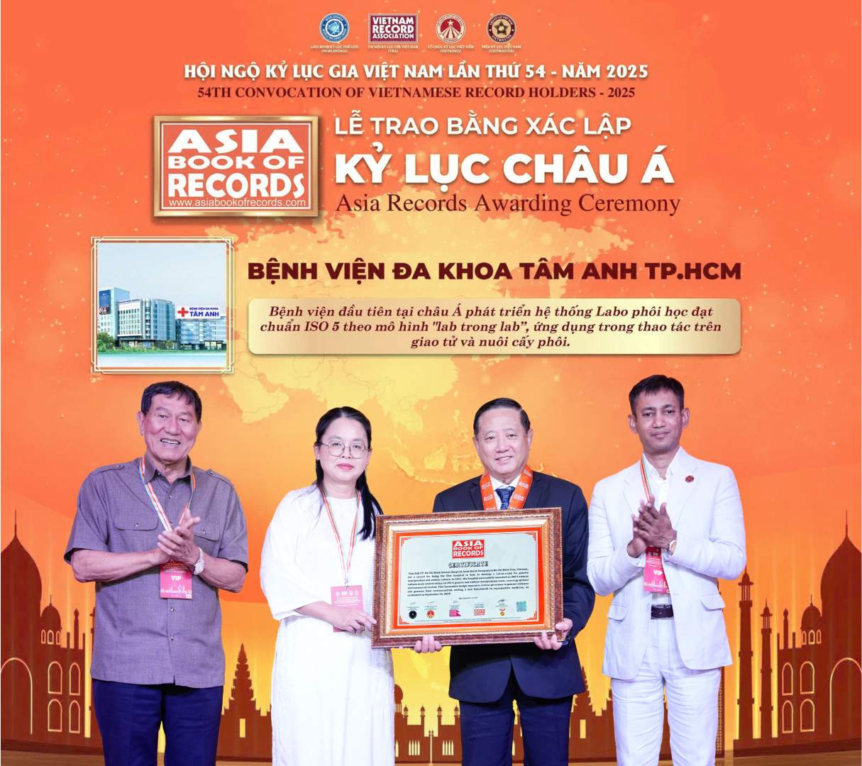 Dai dien Benh vien Da khoa Tam Anh TP.HCM gom PGS.TS.BS Tran Quang Binh - Giam doc Chuyen mon va ThS.BS Giang Huynh Nhu, Giam doc Trung tam IVF, vinh du nhan bang Ky luc chau A. Anh: Benh vien Da khoa Tam Anh