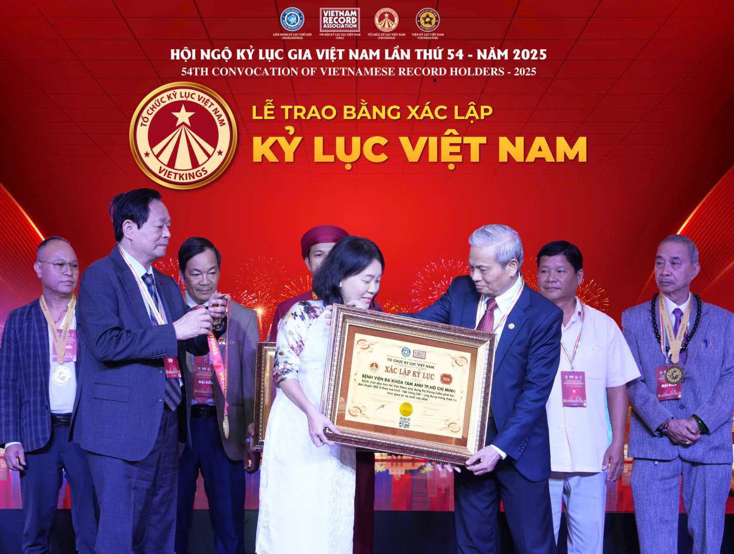 Thac si Nguyen Ngoc Quynh, Truong Lab - Trung tam Ho tro sinh san, Benh vien Da khoa Tam Anh TP.HCM nhan bang Ky luc Viet Nam: Benh vien dau tien xay dung He thong Labo phoi hoc dat chuan ISO 5 theo mo hinh “lab trong lab”, ung dung trong thao tac tren giao tu va nuoi cay phoi. Anh: Thanh Luan