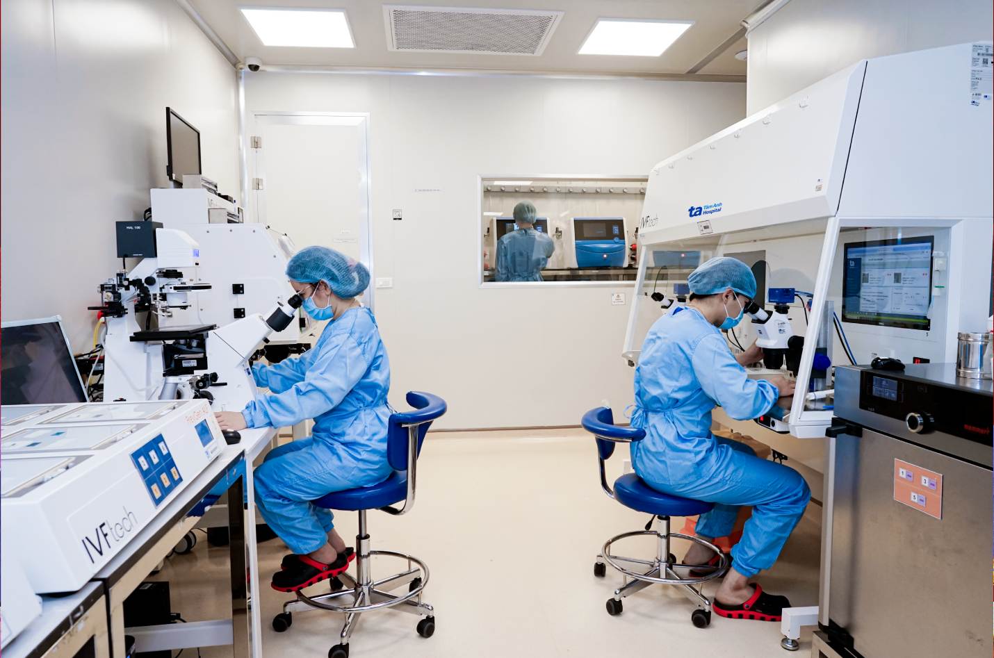 Voi He thong “lab trong lab” sieu sach, doi ngu bac si - chuyen vien phoi hoc tai IVF Tam Anh trien khai nhieu cong nghe va ky thuat chuyen sau, nang ty le co thai cong don trung binh len toi hon 80%, giup hang nghin vo chong hiem muon sinh con khoe manh. Anh: Thanh Luan  