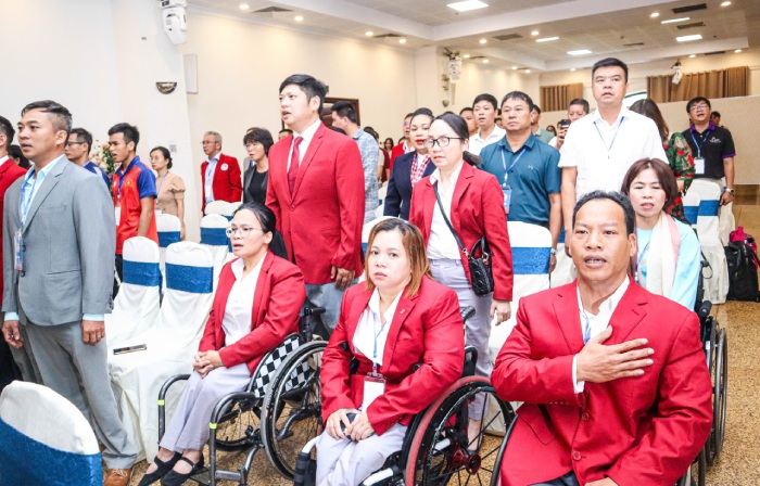 Van dong vien Le Van Cong cung cac van dong vien xuat sac cua the thao nguoi khuyet tat Viet Nam tham du le ky niem. Anh: Bui Luong