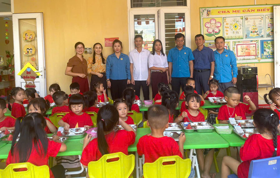 Lanh dao cong doan phuong Nghia Lo, truong Mam non Hoa Sua tham du bua com cung cac chau hoc sinh tai diem truong thon Nam Dong 1. Anh: An Vi