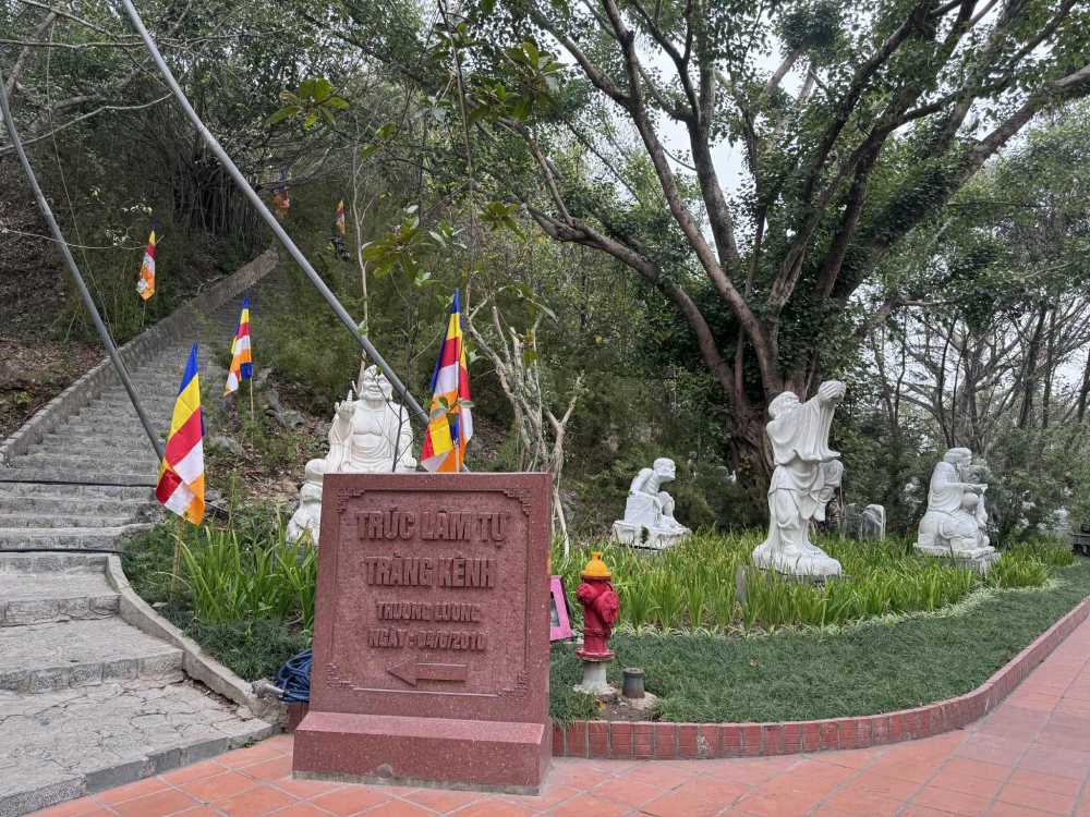 Hàng năm, di tích Bạch Đằng Giang đón hàng vạn lượt du khách và người dân địa phương đến tham quan, dâng hương. Hàng ngày, khu di tích mở cửa miễn phí từ 7 - 19 giờ. 