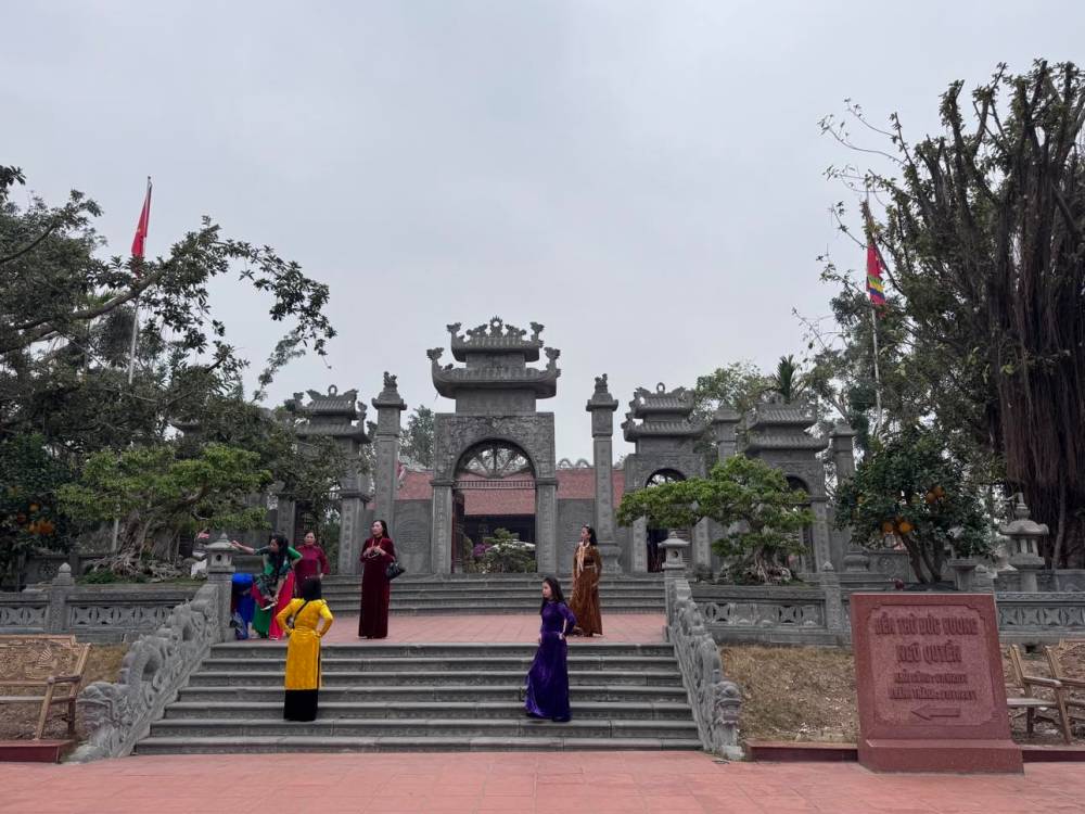 Di tích nằm trên dòng sông Bạch Đằng huyền thoại này gắn liền với 3 trận thủy chiến chống quân xâm lược đầy hào hùng trong lịch sử nước Việt Nam. Đó lần lượt là Đức Vương Ngô Quyền đánh tan quân Nam Hán năm 938, Vua Lê Đại Hành đánh tan quân Tống năm 981, Hưng Đạo Đại Vương Trần Quốc Tuấn đánh tan quân Nguyên Mông năm 1288.