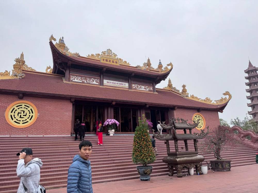 Ngôi chùa Bạch Đằng Hộ Quốc nằm trong khuôn viên di tích.