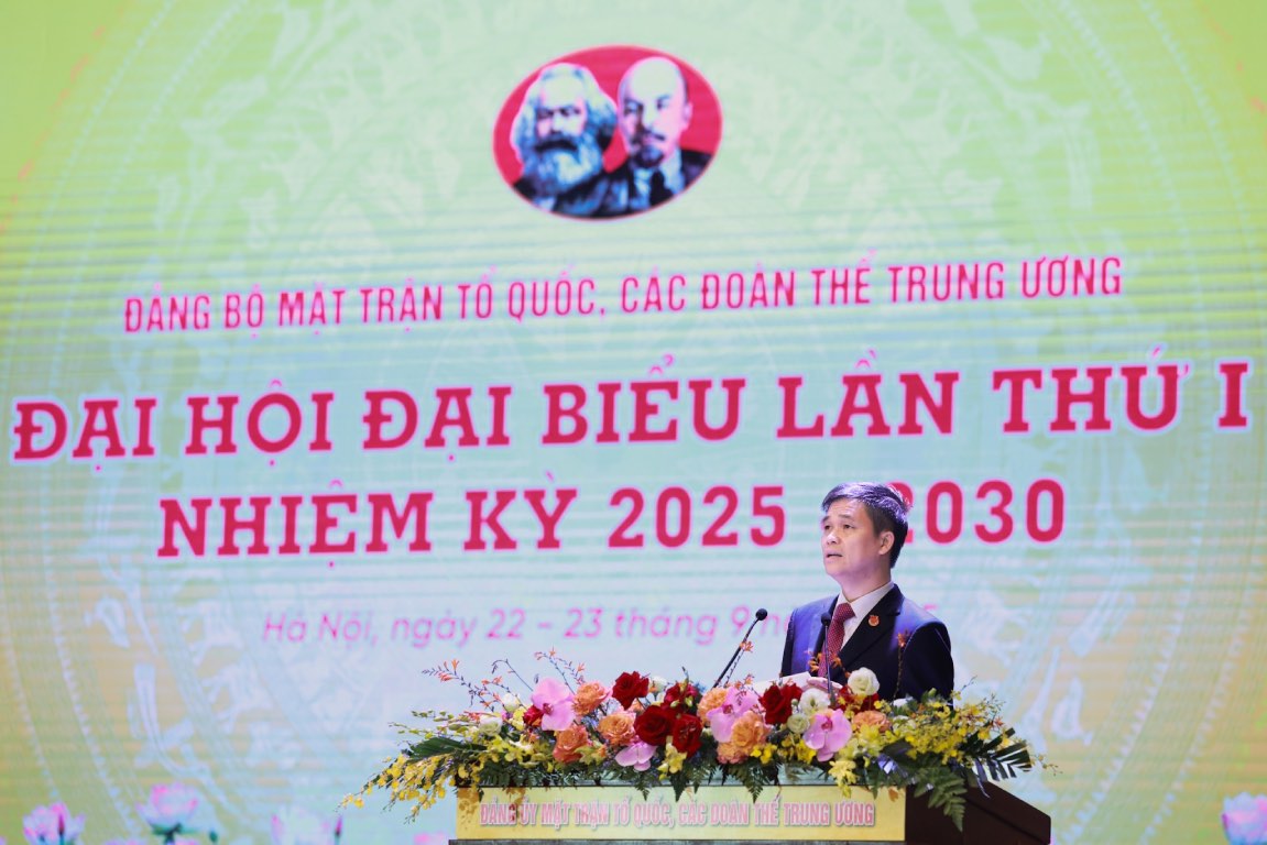 Mr. Ngo Duy Hieu - Vice President of the Vietnam General Confederation of Labor presented a speech at the Congress, in which he mentioned the content of party development in enterprises. Photo: Hai Nguyen