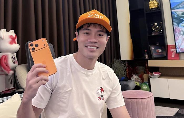 Van Toan shows off the new phone bought by Hoa Minzy. Photo: NVCC