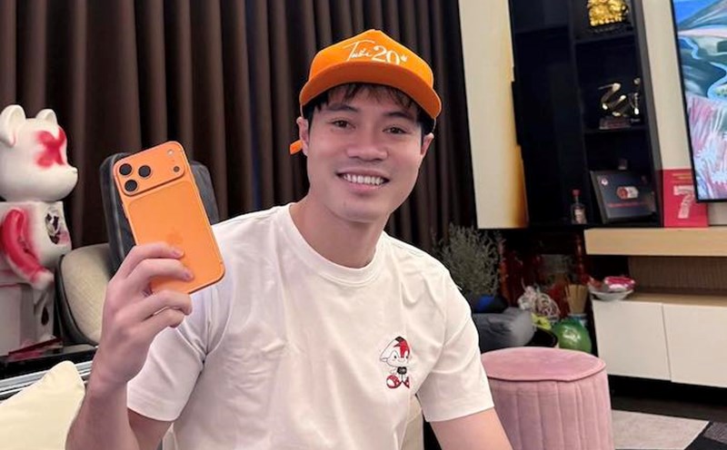 Van Toan shows off the new phone bought by Hoa Minzy. Photo: NVCC
