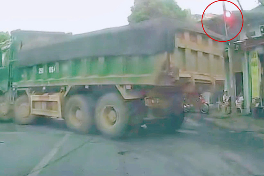Xe tải vượt đèn đỏ được người dân ghi hình lại. Ảnh cắt từ clip