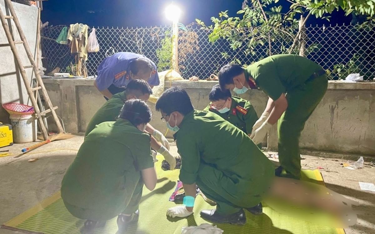 Tiến hành khám nghiệm hiện trường vụ việc bé gái bị sát hại bỏ vào bao tải. Ảnh: VKSND tỉnh Thanh Hóa