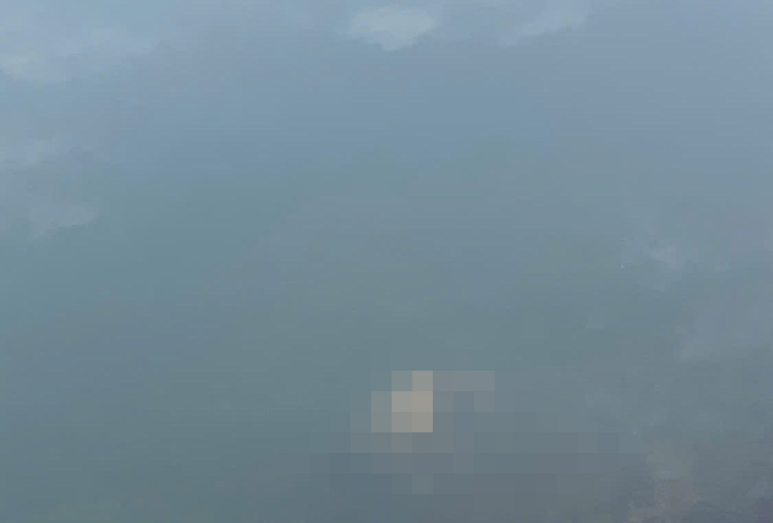 Sさんの遺体は、Ky Hung橋近くの川で発見されました。写真:Hoang Ha.