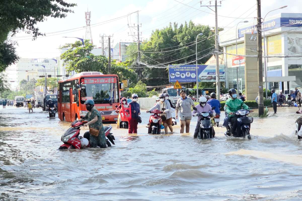 Floods combined with high tides, the central region in the Mekong Delta is forecast to be at risk of affecting. Photo: Ta Quang