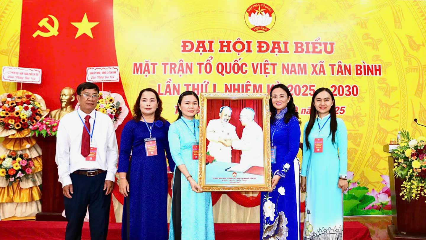Uy ban MTTQ Viet Nam TP Can Tho tang tranh chuc mung Dai hoi. Anh: Uy ban MTTQ Viet Nam TP Can Tho