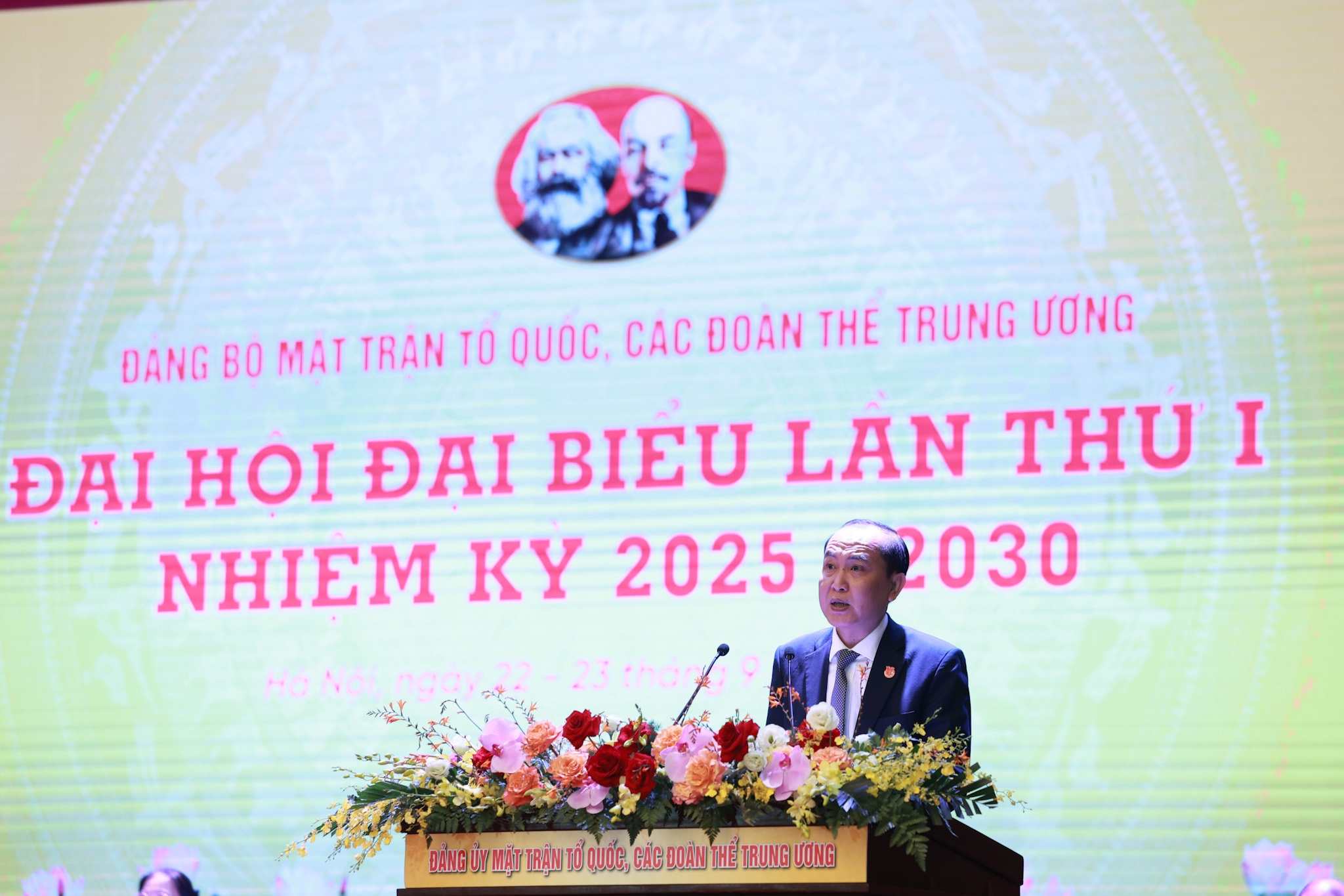 Pho Chu tich Thuong truc Hoi Nong dan Viet Nam Phan Nhu Nguyen cho rang