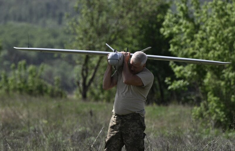 무인 항공기를 탑재한 우크라이나 군인. 사진: AFP