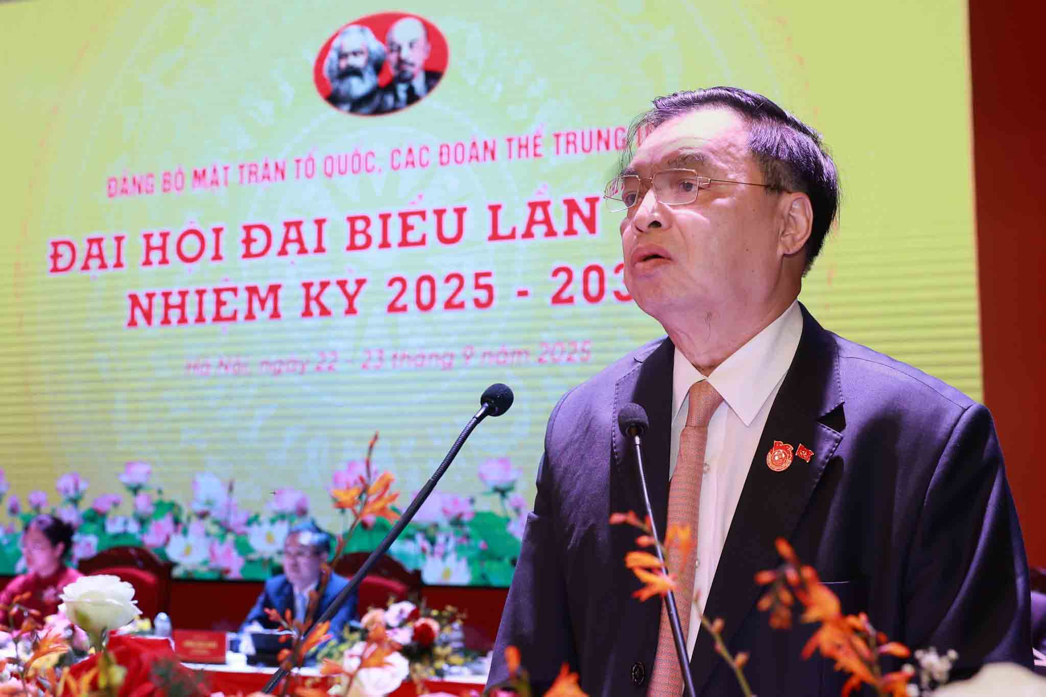 El Sr. Le Manh Hung - Vicepresidente y Secretario General de la Asociacion de Promocion de la Educacion de Vietnam presento un ensayo con el tema: Algunas soluciones para promover el movimiento de aprendizaje de por vida en la poblacion respondiendo a los requisitos de la nueva era. Foto: Hai Nguyen