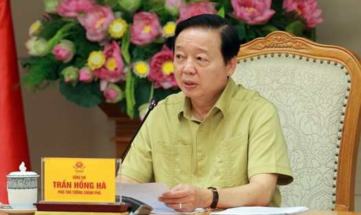 Phó Thủ tướng Chính phủ Trần Hồng Hà chủ trì cuộc họp nghe báo cáo dự thảo Nghị định hướng dẫn chính sách đất đai và môi trường trong Trung tâm tài chính quốc tế tại Việt Nam. Ảnh: Minh Khôi